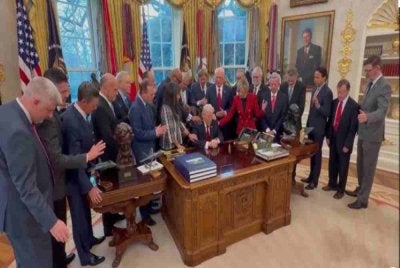 Sesi Trump bersama pendeta di Pejabat Oval, Rumah Putih. Foto Agensi