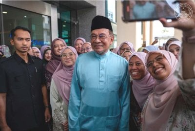 Anwar ketika menghadiri mesyuarat bersama Jabatan Perkhidmatan Awam di Putrajaya pada Jumaat. Foto Pejabat Perdana Menteri