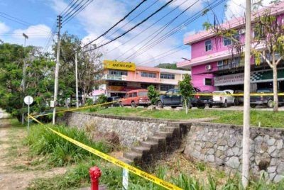 Lokasi kejadian mayat ditemukan dalam longkang di Jalan Pintas, Pekan Tenom pada Jumaat.