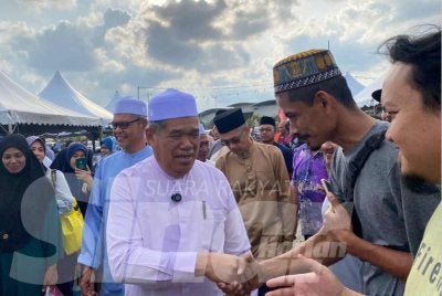 Mohamad (kiri) beramah mesra dengan orang ramai pada Program Sentuhan Agro Madani: Karnival Cahaya Aidilfitri KPKM 2026 di RTC Tunjong di Kota Bharu pada Jumaat.