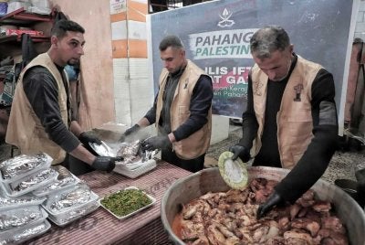 Sukarelawan menyediakan juadah iftar kepada 165 keluarga di Kem Nuseirat, Gaza. Foto FB Wan Rosdy