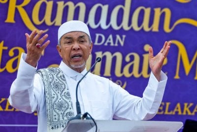 Ahmad Zahid semasa menyampaikan ucapan pada majlis Santunan Kasih Ramadan dan Iftar Jamaie Mega di Dataran Pusat Islam Masjid Al-Azim, Bukit Palah pada Jumaat.