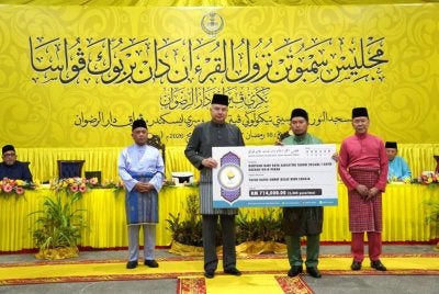 Sultan Nazrin (dua dari kiri) berkenan menyampaikan bantuan Hari Raya Aidilfitri kepada penghulu mukim mewakili penerima terdiri daripada asnaf fakir, miskin, mualaf di negeri ini sempena majlis sambutan Nuzul Al-Quran Peringkat Negeri Perak di Masjid An-Nur, Universiti Teknologi Petronas, Seri Iskandar pada Jumaat.
