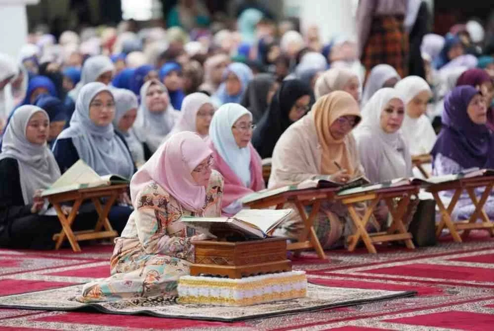Tunku Azizah mencemar duli berangkat ke Program World #QuranHour 2025 di Masjid Sultan Ahmad Shah UIAM pada 25 Mac tahun lalu.