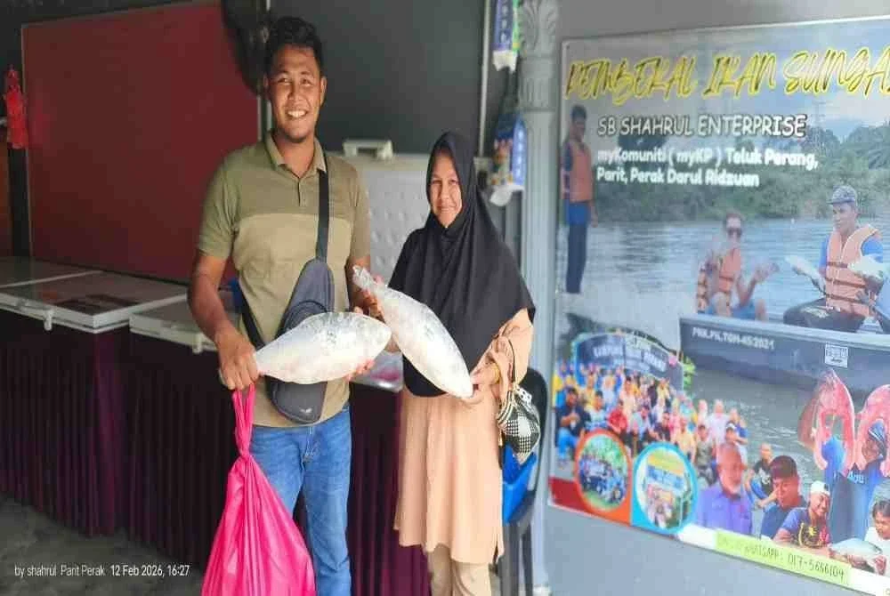 Pembeli datang ke kedai Shahrul untuk membeli terubuk Sungai Perak. 