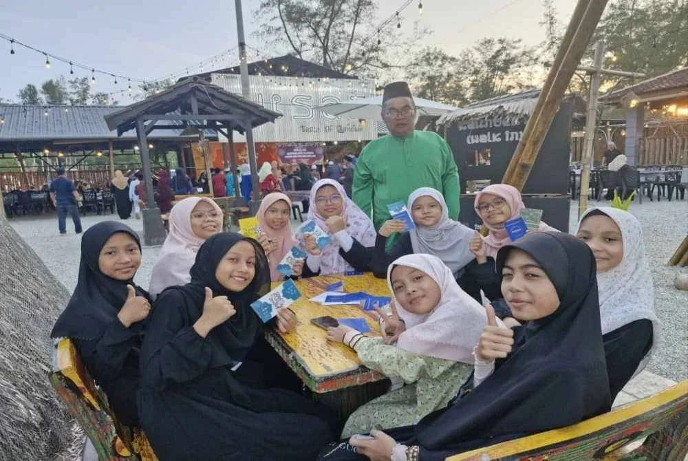 Mustafa (tengah) meraikan anak-anak yatim, anak tahfiz dan oku dalam majlis berbuka puasa.