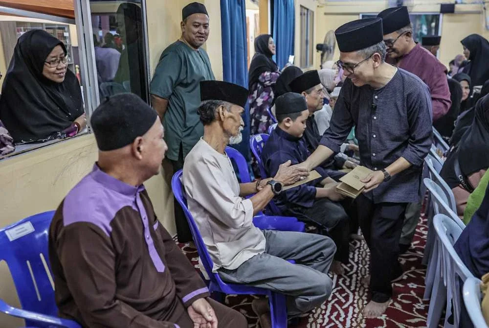Fahm menyampaikan sumbangan kepada penduduk Apartment Putra Ria pada Majlis Iftar dengan kerjasama TNB di Madrasah Tarbiah Islamiah, Apartment Putra Ria pada Jumaat. Foto Bernama
