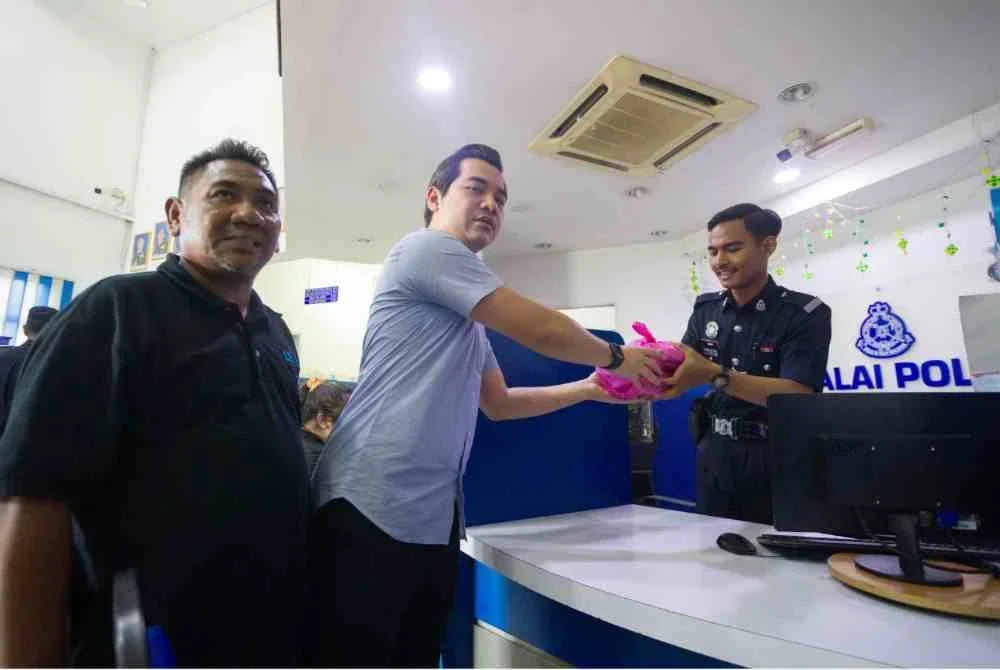 Naib Yang Dipertua, DPMM Negeri Johor, Mohd Nizam Kamal (dua dari kiri) turut mengagihkan pek berbuka puasa kepada anggota polis yang bertugas.
