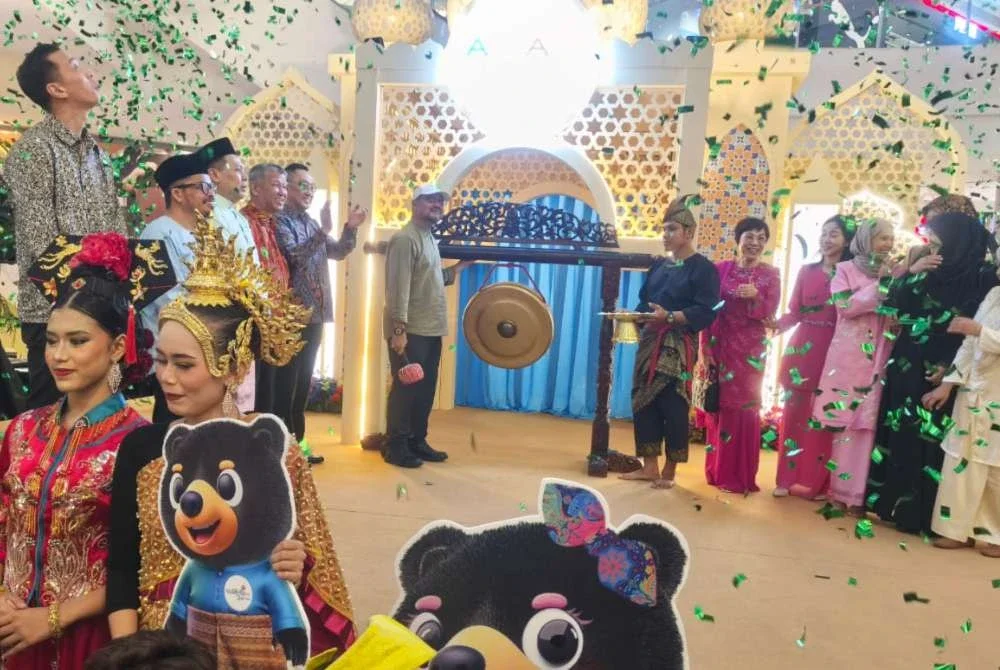 Abdul Gafar (tengah) merasmikan pelancaran Arabesque Luxe Raya Aman Central di Alor Setar pada Jumaat.