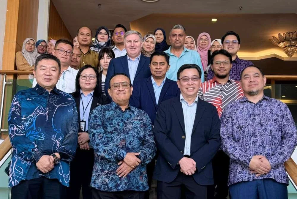 Chee Choon (dua dari kanan) dan Mohd Zaki (dua dari kiri) bergambar bersama peserta yang menghadiri sesi dialog anjuran Bahagian Penyiasatan Tatakelola Suruhanjaya Pencegahan Rasuah Malaysia (SPRM) di Bangi.