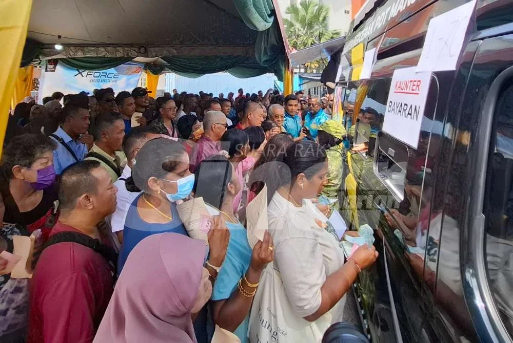 Seramai 377 penduduk dalam daerah Manjung yang terjejas akibat bencana banjir tahun lalu menerima penyerahan Bantuan Wang Ihsan (BWI) sebanyak RM1,000 pada Sabtu.