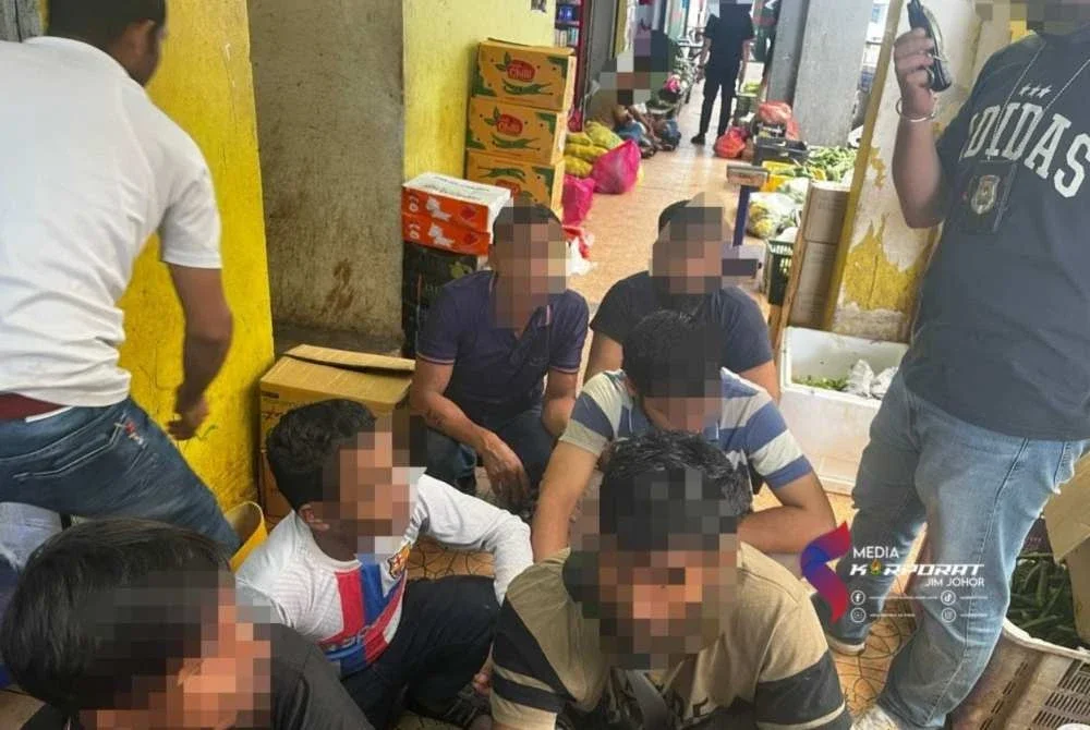 Antara warga asing yang ditahan Imigresen hasil operasi di sekitar Pandan, Johor Bahru. - Foto JIM Johor