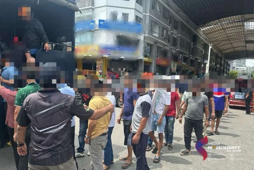 Antara warga asing yang ditahan Imigresen hasil operasi di sekitar Pandan, Johor Bahru. - Foto JIM Johor