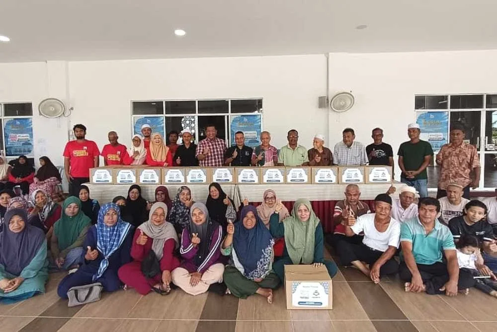 Wajah ceria seramai 100 penerima yang menerima sumbangan melalui program CSR 2026 Karangkraf x Nestle Ramadan Food Drive yang diadakan di Masjid At-Taqwa, Durian Burung di Kuala Terengganu pada Sabtu.