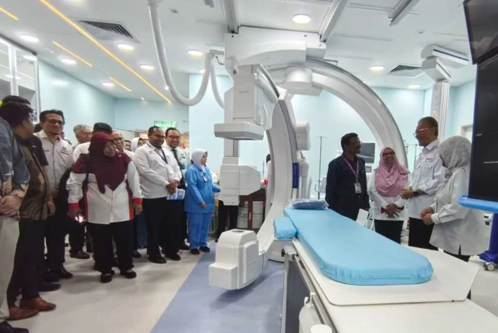 Dr Dzulkefly (dua dari kanan) melawat Makmal Invasif Kardiologi (ICL) kedua di Hospital Sultanah Bahiyah di Alor Setar pada Sabtu.