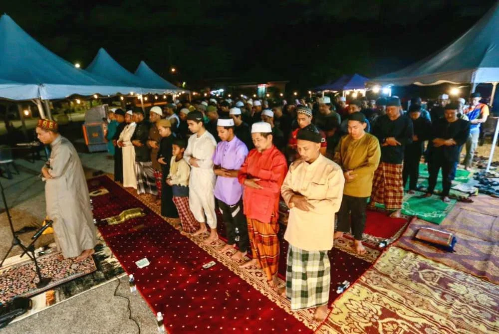 Antara jemaah yang hadir menunaikan solat Isyak dan solat sunat tarawih di kawasan lapang tapak pasar malam Bukit Bayas di Kuala Terengganu.