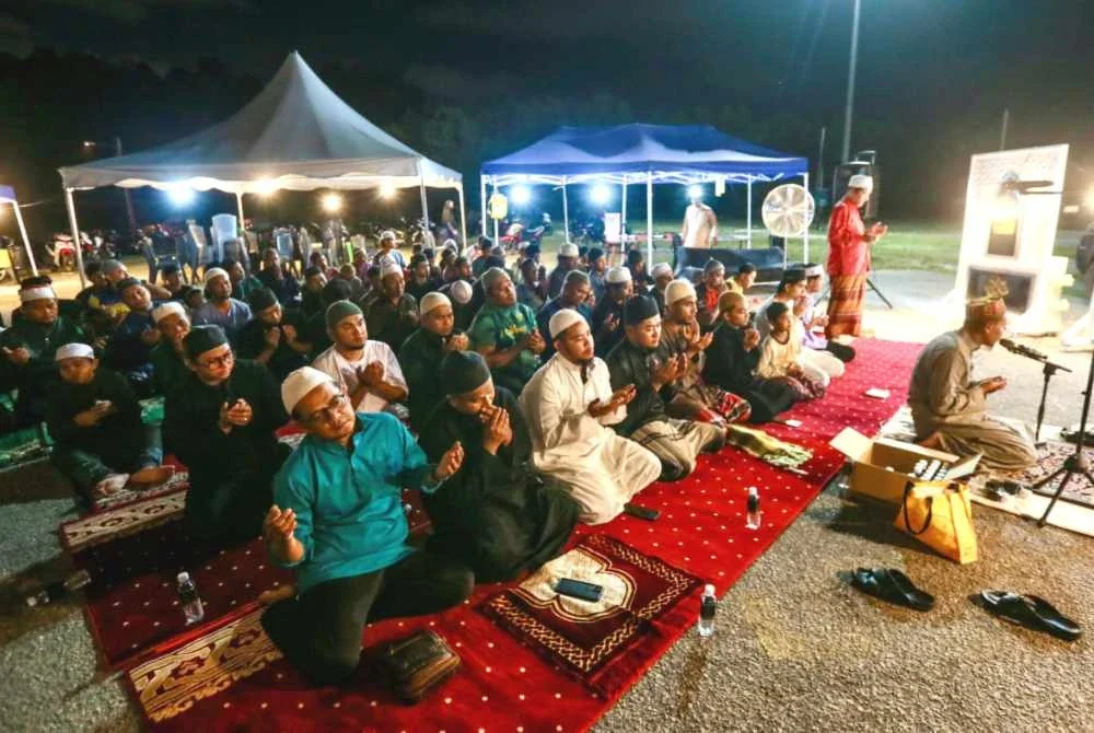 Tarawih 'outdoor' di kawasan lapang tapak pasar malam Bukit Bayas menjadi pilihan kerana tempoh solat yang lebih singkat berbanding kebiasaan.