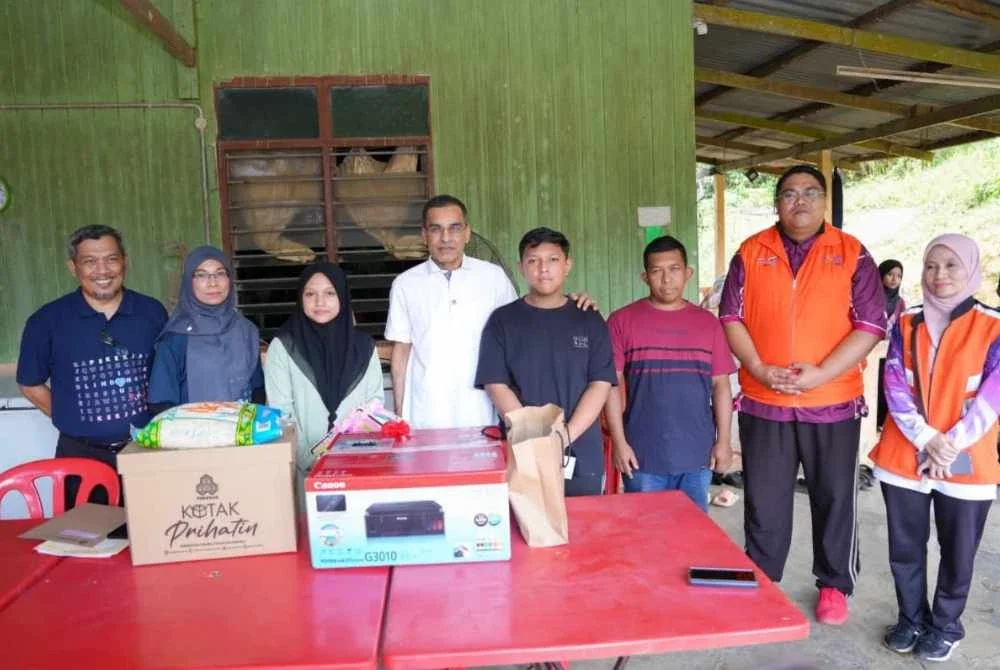 Dr Mohammed Azman (empat dari kiri) mengadakan Ziarah Prihatin di kediaman waris di Kampung Pamah Kulat, Ulu Dong di Raub, Pahang pada Sabtu. Foto Facebook Dr Azman Aziz