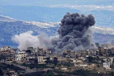 Kepulan asap tebal memenuhi ruang udara di perkampungan Khiam, selatan Beirut selepas dibedil Zionis.