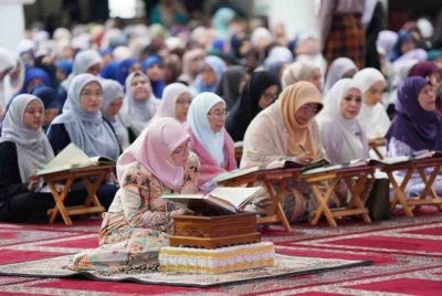 Tunku Azizah mencemar duli berangkat ke Program World #QuranHour 2025 di Masjid Sultan Ahmad Shah UIAM pada 25 Mac tahun lalu.