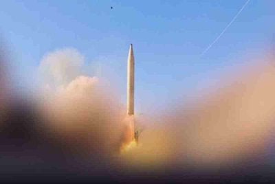 Tangkapan skrin dari video menunjukkan pelancaran misil terhadap kedudukan AS dan Israel oleh Kor Pengawal Revolusi Islam Iran (IRGC) dalam gelombang ke-22 Operasi Janji Benar 4.-Agensi