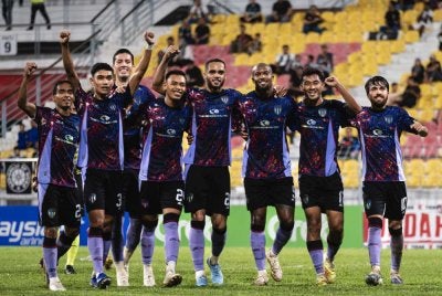 Pemain TFC, Gervane Kastaneer (tiga, kanan) meraikan kejayaannya bersama rakan sepasukan selepas menjaringkan gol. Foto Bernama