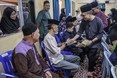 Fahm menyampaikan sumbangan kepada penduduk Apartment Putra Ria pada Majlis Iftar dengan kerjasama TNB di Madrasah Tarbiah Islamiah, Apartment Putra Ria pada Jumaat. Foto Bernama
