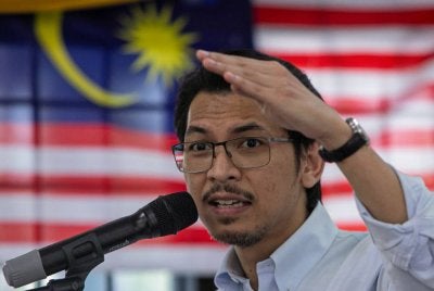 Muhammad Kamil berucap ketika hadir pada Majlis Penyerahan Motosikal di bawah Inisiatif Sejahtera Madani di Dewan Komuniti Sungai Tapah pada Jumaat. Foto Bernama