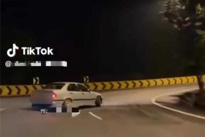 Tangkap layar video aksi 'drift' dipamerkan suspek dipercayai ketika memandu menuju Genting Highlands baru-baru ini.