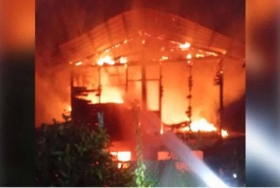 Kebakaran itu melibatkan sebuah rumah jenis separuh kekal dua tingkat yang terbakar 100 peratus. Foto JBPM