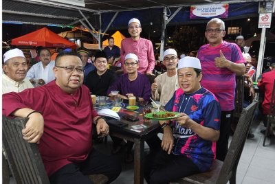 Ahmad (dua dari kiri) pada program Pemuda UMNO Bahagian Pontian di Benut.