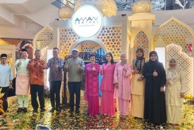 Abdul Gafar (lima dari kiri) dan Sonny Ho (empat dari kiri) bergambar bersama pengurusan Aman Central selepas pelancaran Arabesque Luxe Raya di Alor Setar pada Jumaat.