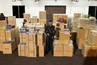 Anggota PPM Wilayah Tiga bersama bungkusan rokok seludup yang dirampas. Foto PPM Wilayah Tiga 
