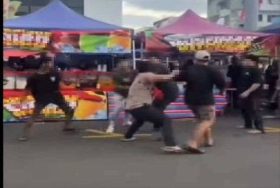 Tangkap layar video tular pergaduhan membabitkan beberapa lelaki di tapak bazar Sabindo berdurasi 17 dan 20 saat.