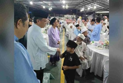 Mohd Shafie (dua dari kiri) ketika hadir pada majlis berbuka puasa di Masjid Al-Muhajirin, Kampung Warisan, Kota Kinabalu.