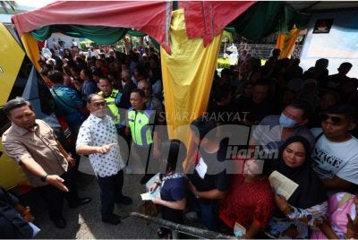 Zambry menyantuni penerima Bantuan Wang Ihsan (BWI) Daerah Manjung yang terjejas akibat bencana banjir tahun lalu.