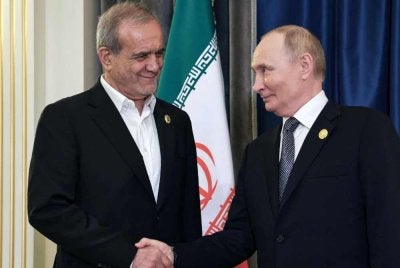 Presiden Rusia, Vladimir Putin (kanan) berjabat tangan dengan rakan sejawatannya di Iran, Masoud Pezeshkian. Foto Agensi