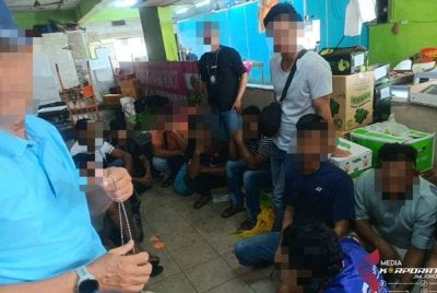Antara warga asing yang ditahan Imigresen hasil operasi di sekitar Pandan, Johor Bahru. - Foto JIM Johor