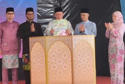 Anwar (tengah) merasmikan Masjid Mengkuang Titi di Permatang Pauh pada Sabtu.