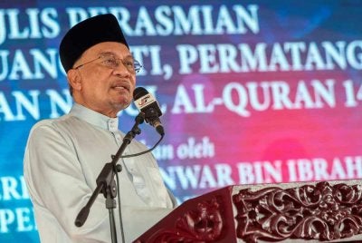 Anwar menyampaikan ucapan pada Majlis Perasmian Masjid Mengkuang Titi dan Sambutan Nuzul Al-Quran 1447H pada Sabtu. Foto Bernama