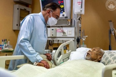 Anwar menziarahi Hashim di Hospital Pulau Pinang pada Sabtu. Foto: FB Anwar Ibrahim
