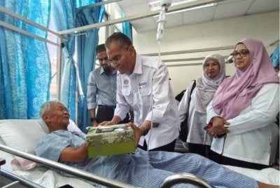 Dr Dzulkefly menyantuni pesakit semasa lawatan kerja di Hospital Sultanah Bahiyah di Alor Setar pada Sabtu.