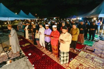 Antara jemaah yang hadir menunaikan solat Isyak dan solat sunat tarawih di kawasan lapang tapak pasar malam Bukit Bayas di Kuala Terengganu.