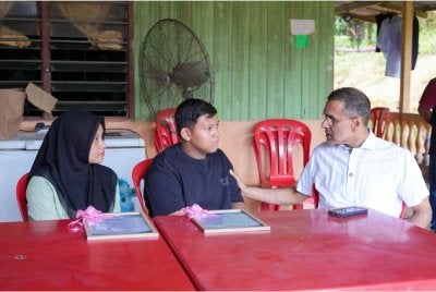Ruby Adalia dan adiknya, Ahmad Balia berbual dengan Dr Mohammed ketika Ziarah Prihatin di kediaman waris di Kampung Pamah Kulat, Ulu Dong di Raub, Pahang pada Sabtu. Foto Facebook Dr Azman Aziz
