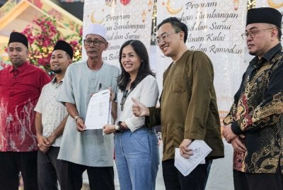 Nie Ching (tiga dari kanan) menyampaikan sumbangan kepada wakil masjid pada Program Serahan Sumbangan Masjid dan Surau Parlimen Kulai sempena bulan Ramadan di Kulai pada Sabtu. Foto: Bernama