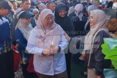 Fuziah berinteraksi dengan orang ramai pada sesi Walkabout BRR Peringkat Zon Timur di Bazar Ramadan Mahkota Square pada Sabtu.