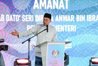 Anwar menyampaikan ucapan Amanat Perdana Menteri pada Majlis Berbuka Puasa bersama Badan Beruniform di Kem Batalion ke-2 PGA Polis Diraja Malaysia pada Sabtu. Foto: Bernama