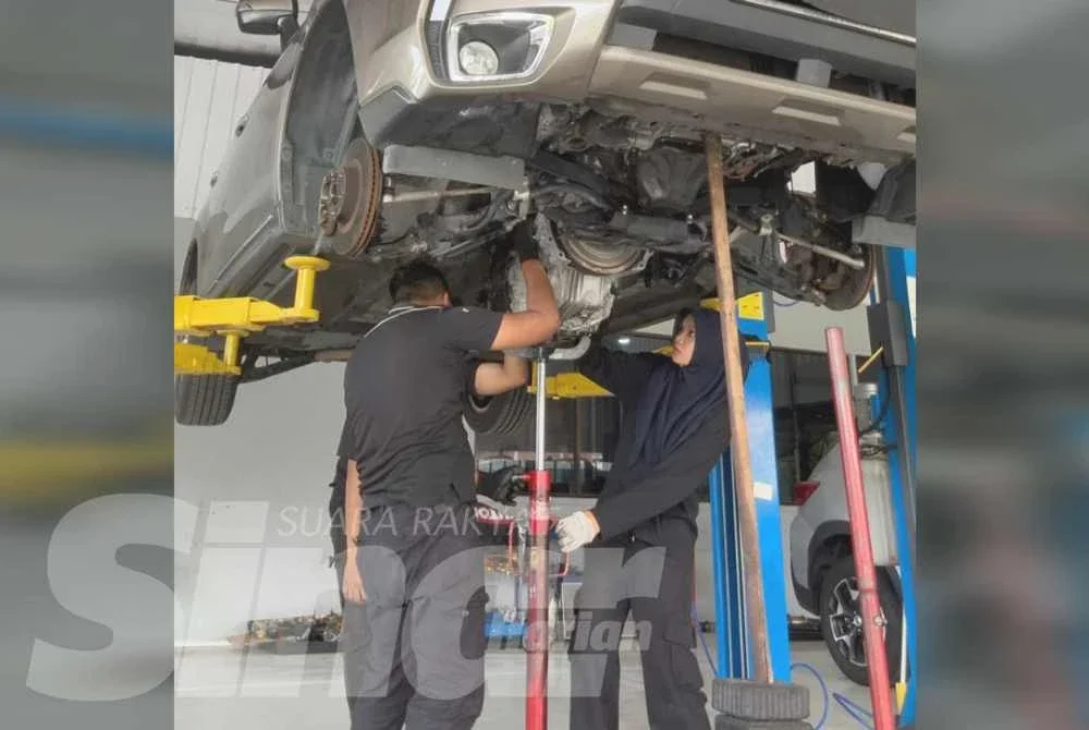 Nurul Khairin (kanan) menjadikan minat dalam automotif sebagai kerjaya walaupun bidang tersebut didominasi lelaki.