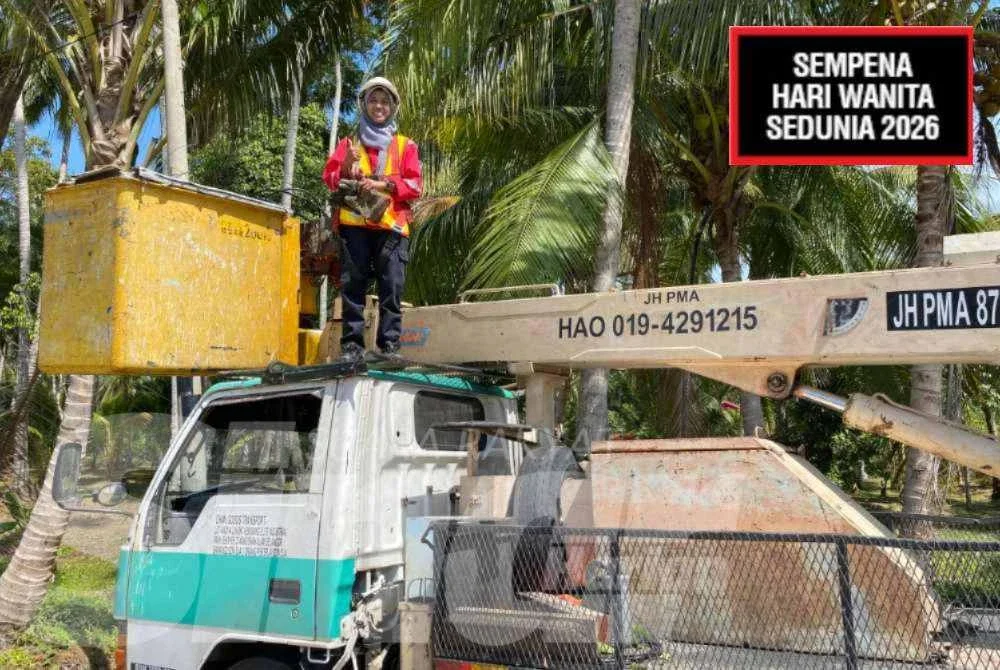 Wan Nor Hamizah menyelenggara talian elektrik bervoltan tinggi, sekali gus memecahkan dominasi kerjaya yang biasanya dikuasai lelaki.