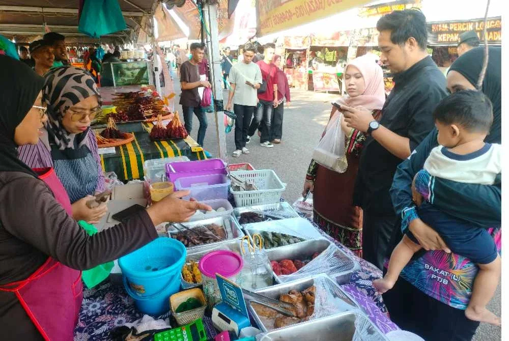 Pelbagai menu ada dijual di Bazar Ramadan Wisma Ria.